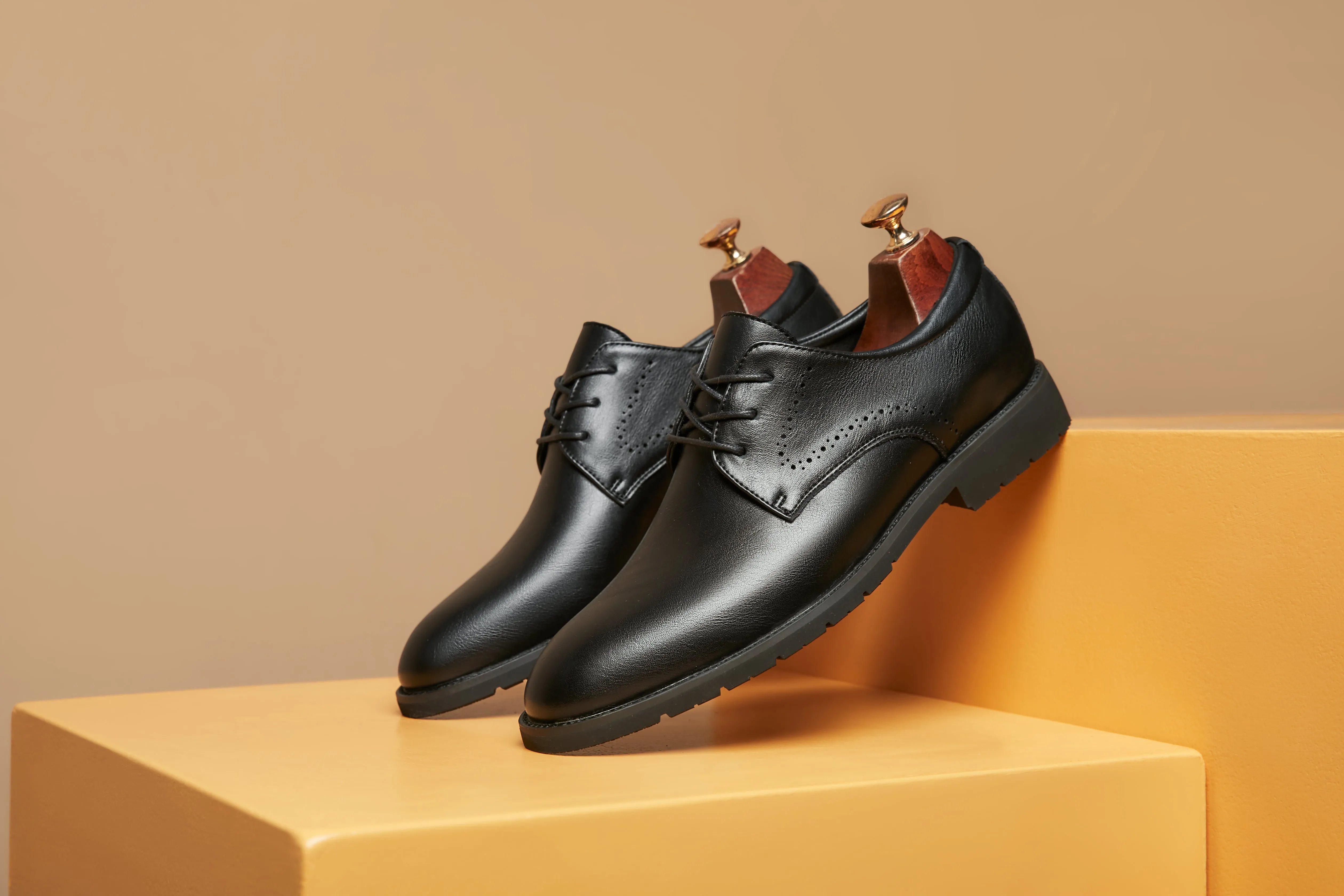 Breathable Carved Leather Derby Shoes for Business and Wedding