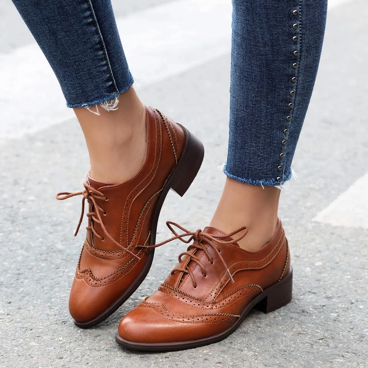 Women's Perforated Classic Lace-up Oxfords Brogue Wingtip Round Toe Derby Saddle Faux Leather Flat Shoes Evening Party Work Jeans Dress Shoes