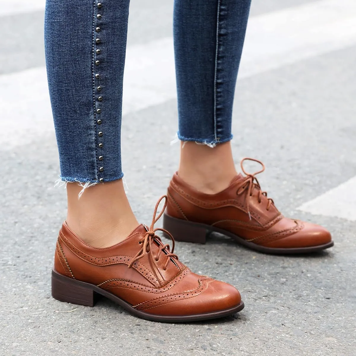 Women's Perforated Classic Lace-up Oxfords Brogue Wingtip Round Toe Derby Saddle Faux Leather Flat Shoes Evening Party Work Jeans Dress Shoes